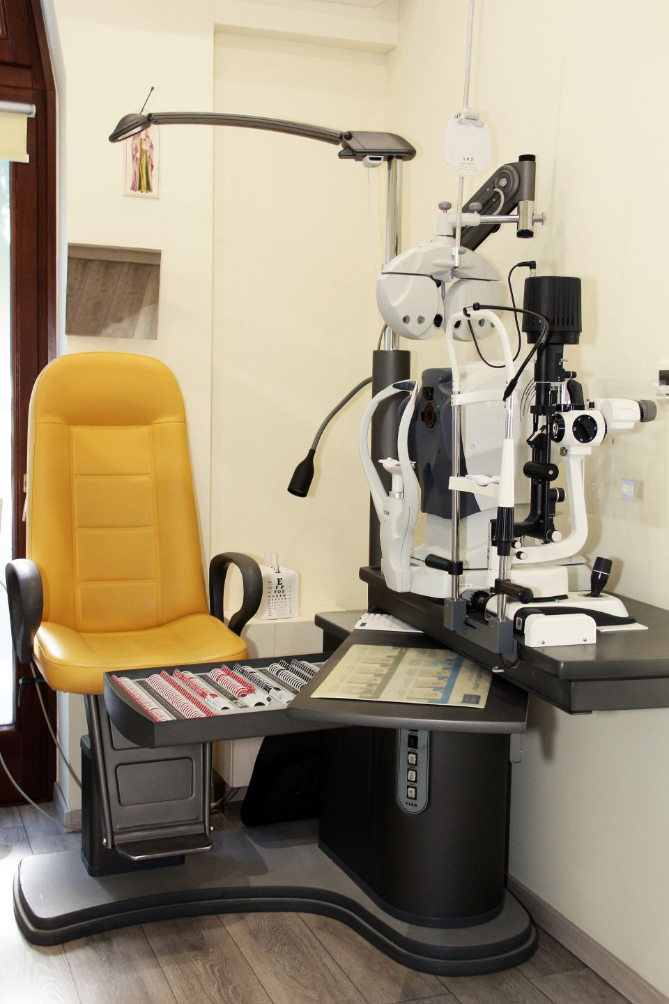 MSE Optika felnőttszemészet Gödöllő szemvizsgáló műszer